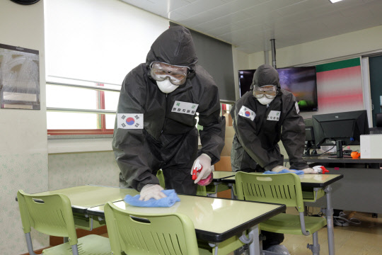 책상위도 꼼꼼하게 [연합뉴스]